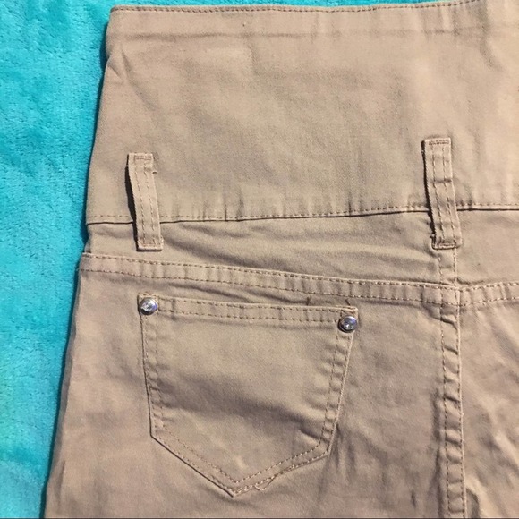 High-Rise Khaki 3 Button 5 Pocket Stretch Shorts - Picture 13 of 16